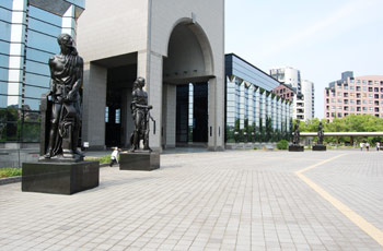 福岡市博物館入口のモニュメントです。