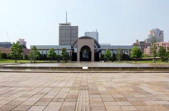 福岡市博物館の正面玄関を望む写真です。