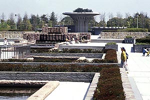 春日公園・梅を模った大噴水