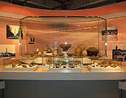 鴻臚館跡展示館内出土品、食器や皿、木簡写真