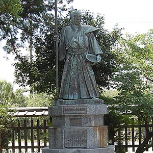 黒田節で有名な母里太兵衛像